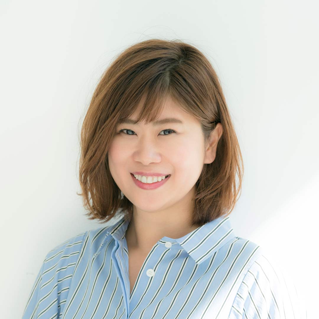 Georgeさん 大人の可愛さと上品さを引き出すメイクが大人気のヘア&メイクアップアーティスト。ビューティー誌、ファッション誌を中心にCM、広告なども担当。自他共に認めるコスメヲタクで、特に韓国コスメには目がない。 Instagramでは@george828で厳選したおすすめコスメを紹介しつつ、韓国コスメアカウント@george__beautyでも日々熱いコスメ愛を発信中。 女優・モデルの高橋愛さんの韓国本『高橋愛の韓国本。』では全ての撮影でヘアメイクを担当。